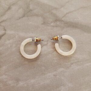 💖 J.Crew Lucite Acrylic White Shell Classic Mini Hoops 💖